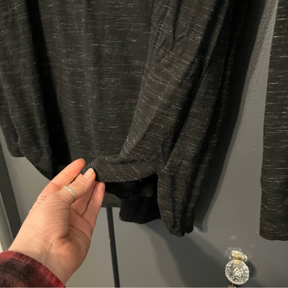 Delia sweater size m longer in length Black textured fabric - Picture 2 of 4